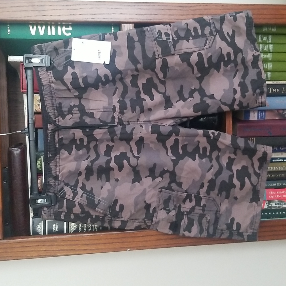 Univibe dark camouflage cargo shorts mens XL with tags
